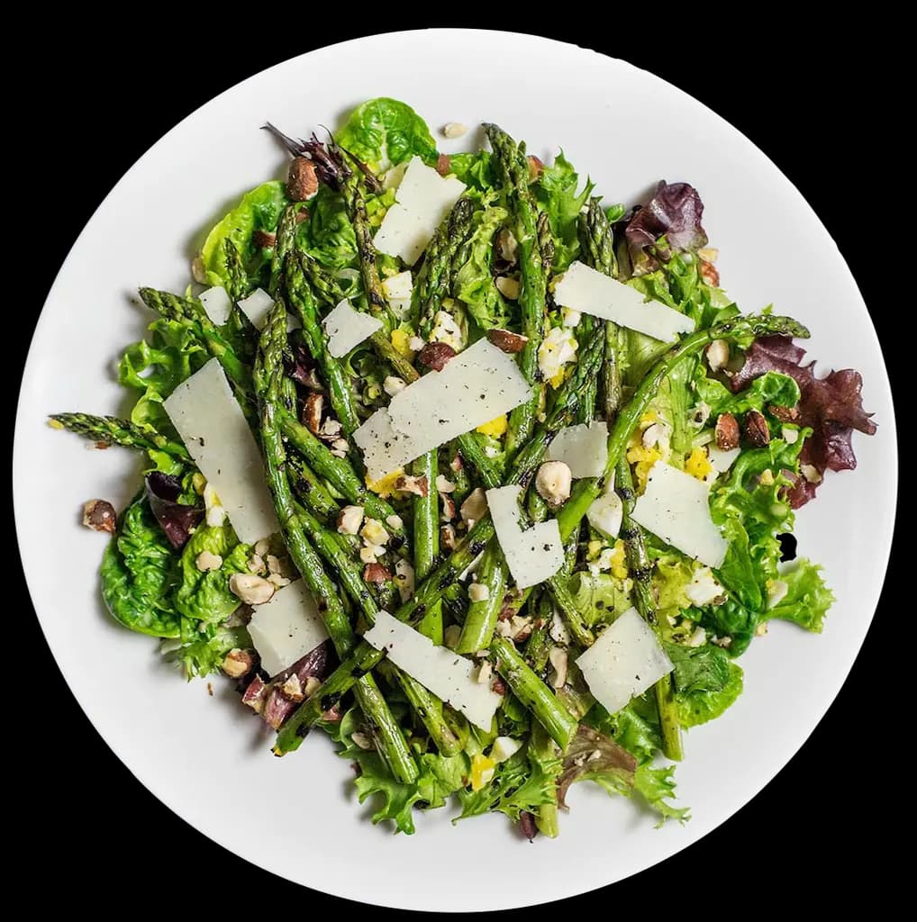 Frischer Salatteller mit Spargel und Parmesan